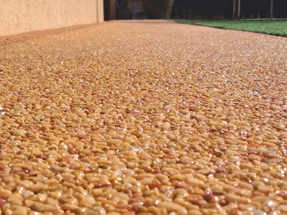 Продавам прозрачна полиуретанова смола за каменен килим.