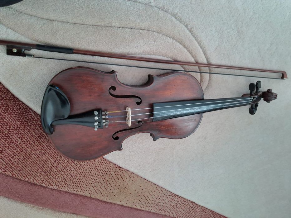 Vioară veche copie după Antonius Stradivarius + arcuș + cutie