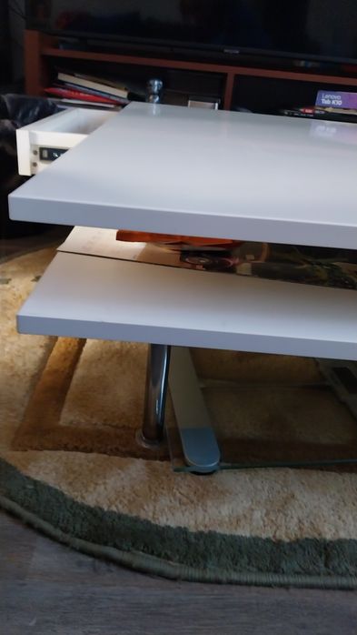 Masa living culoare alba sertare .95 /95 ,înălțime 31