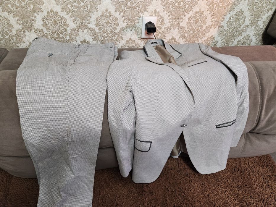 Продам молодежный костюм