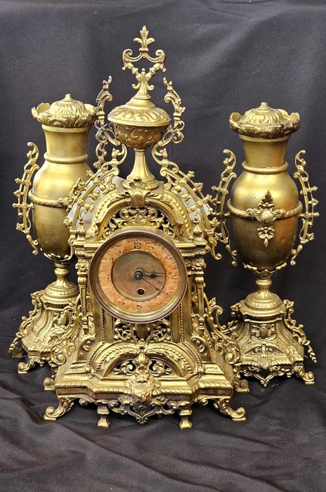 Set din trei piese, ceas mecanic si doua portapalme