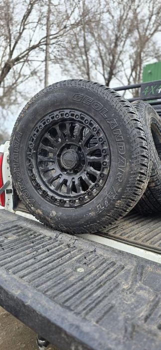 Продам комплект шин с дисками А/Т