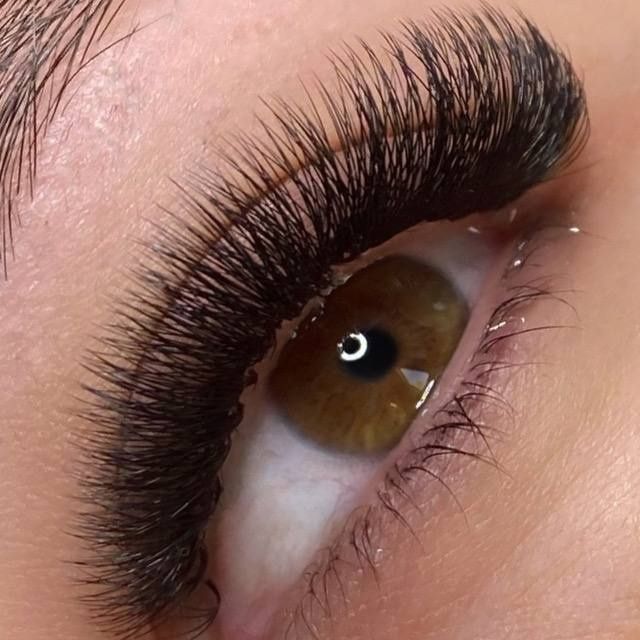 Наращивание ресниц Любой объем