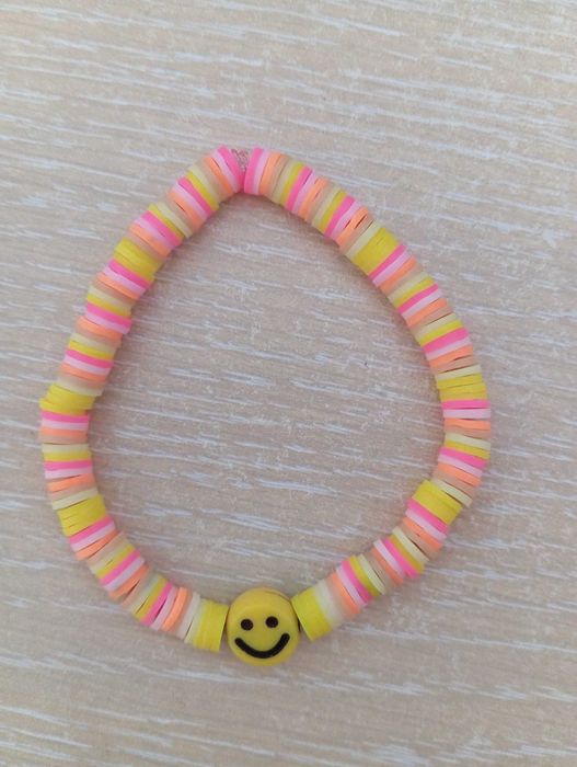 Продавам ръчно изработени гривни