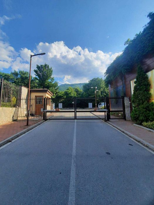 Продавам закрито паркомясто и склад в Бояна