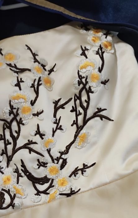 Рокля с ръчна бродерия (бежаво)