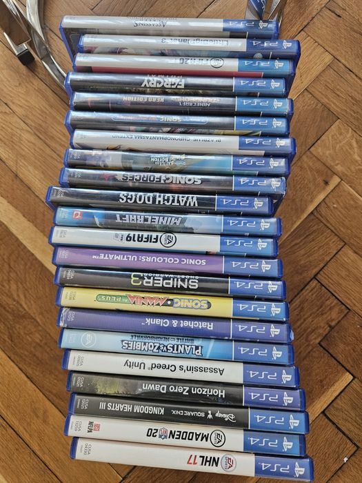 Sony PlayStation 4 (PS4) + 2 Джойстика + 23 Игри!