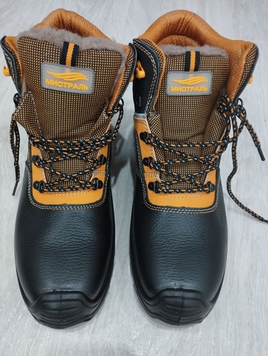 Продам новые зимние ботинки