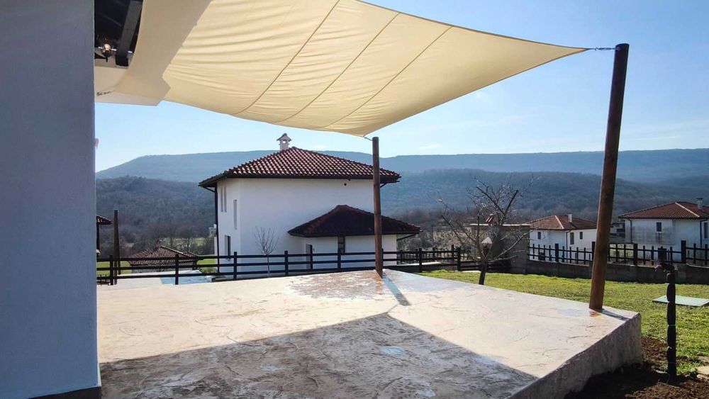 Двуетажна къща в Църква