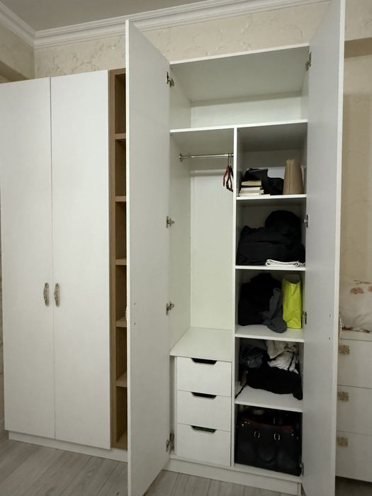 Распашной белый шкаф