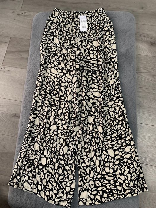 Haine noi, cu eticheta 50% reducere