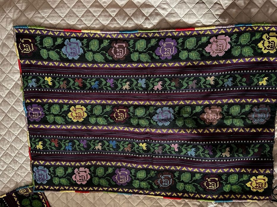 Vând costum popular autentic, vechi , dar în stare foarte bună.