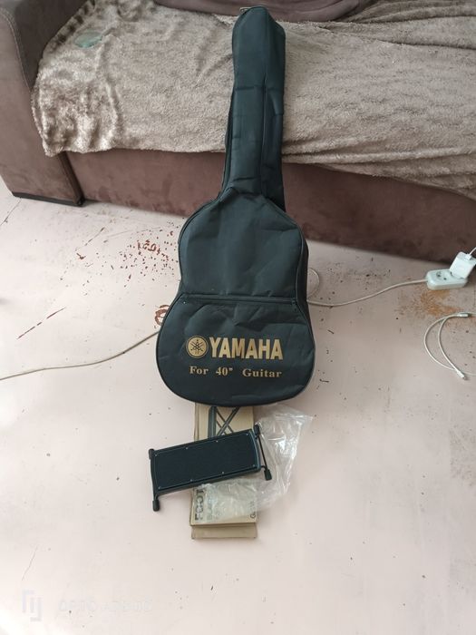 Гитара с подставкой под ногуу