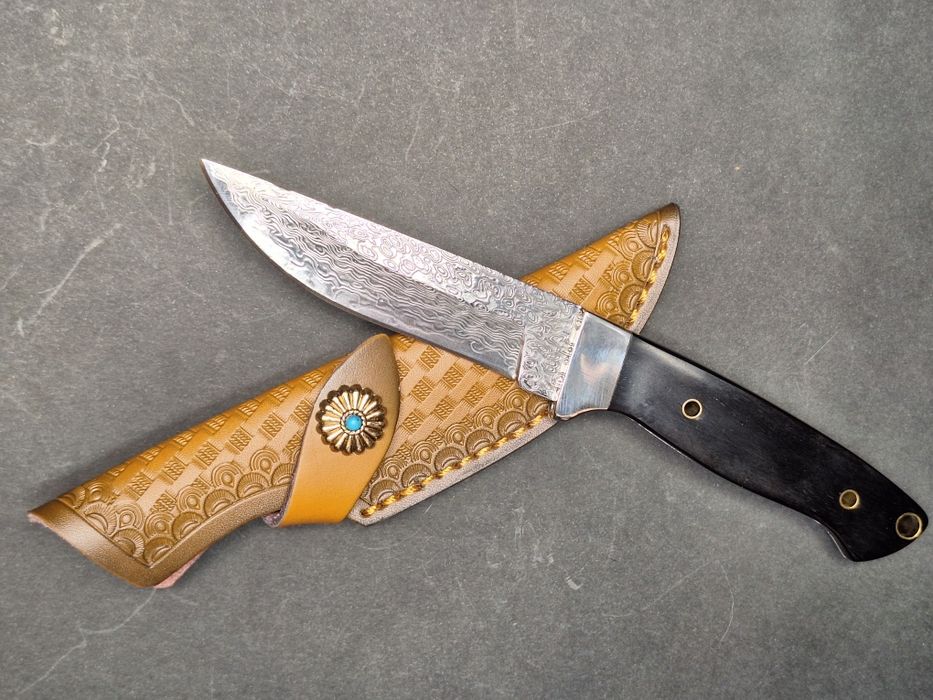 Ловен нож от дамаска стомана VG10 с кожена кания