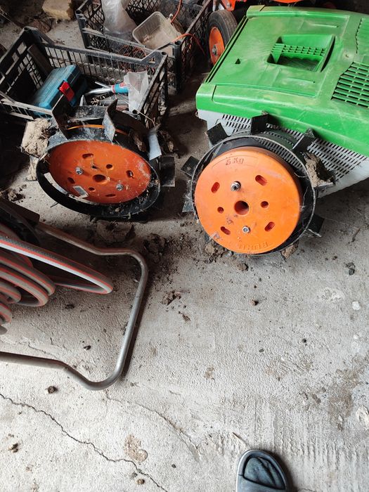 De vânzare motocultorcu motor Honda și  Tocător de crengi Ruris  ambele in stare bună de functionaren