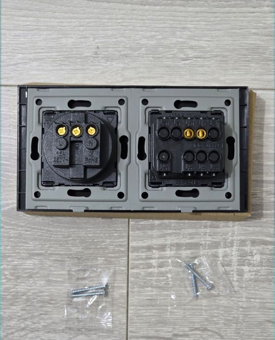 Priză Schuko + întrerupător sticlă – 1 slot, 1 cale – negru