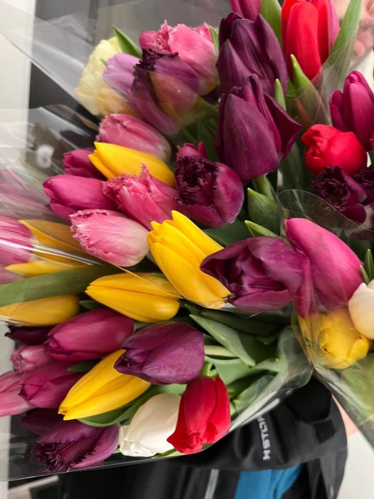 Тюльпаны с оформлением и клубника в шоколаде