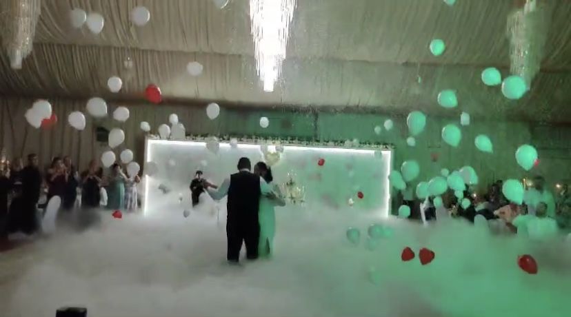 Spectacol artificii exterior, fum greu, artificii, baloane, fulgi