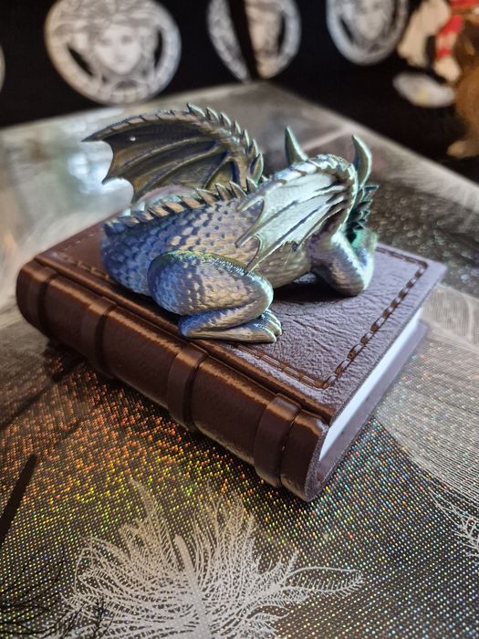 Кутийка книжка със спящ дракон