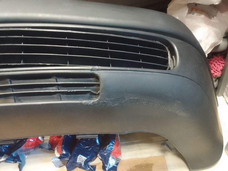 Бампер Новый Ауди 100 с4 был треснут, запаян