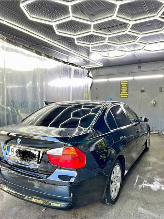 Vand bmw e90 masina se afla in stare buna