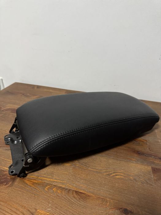 Продам подлокотник Камри 40