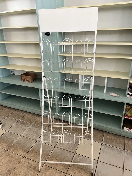 Стелажи за магазин