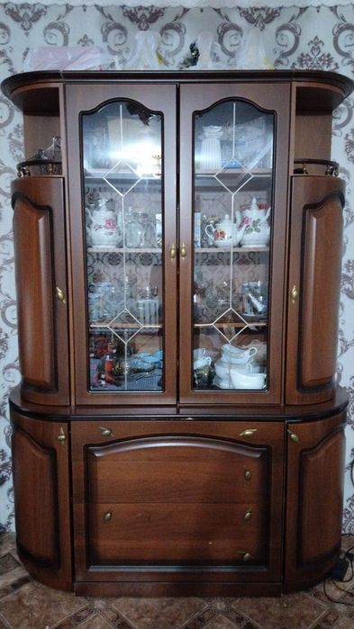 Продам шкаф сервант