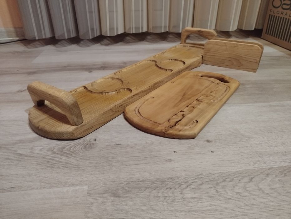 Голямо дървени плато с дъска за мезета