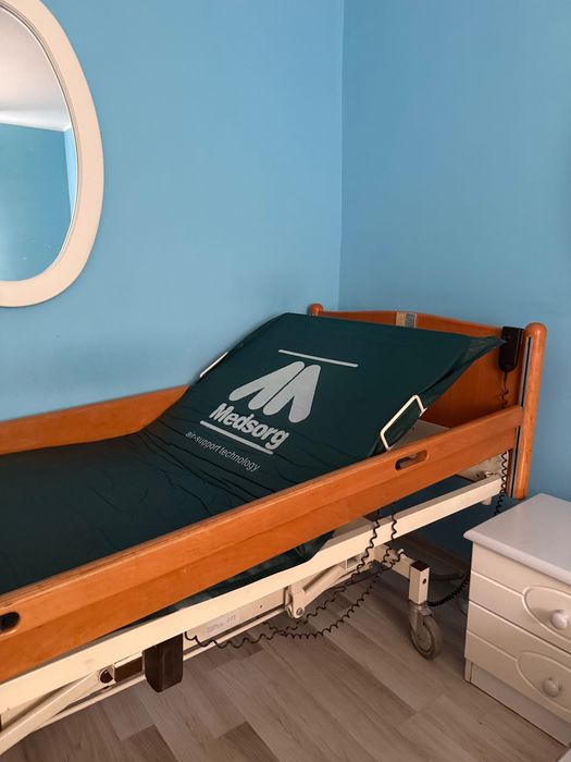 Pat medical electric cu saltea antiescară + 10 pachete scutece