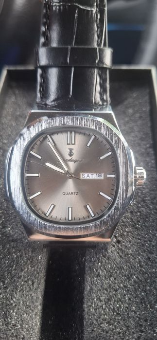 Часовник Poedegear quartz