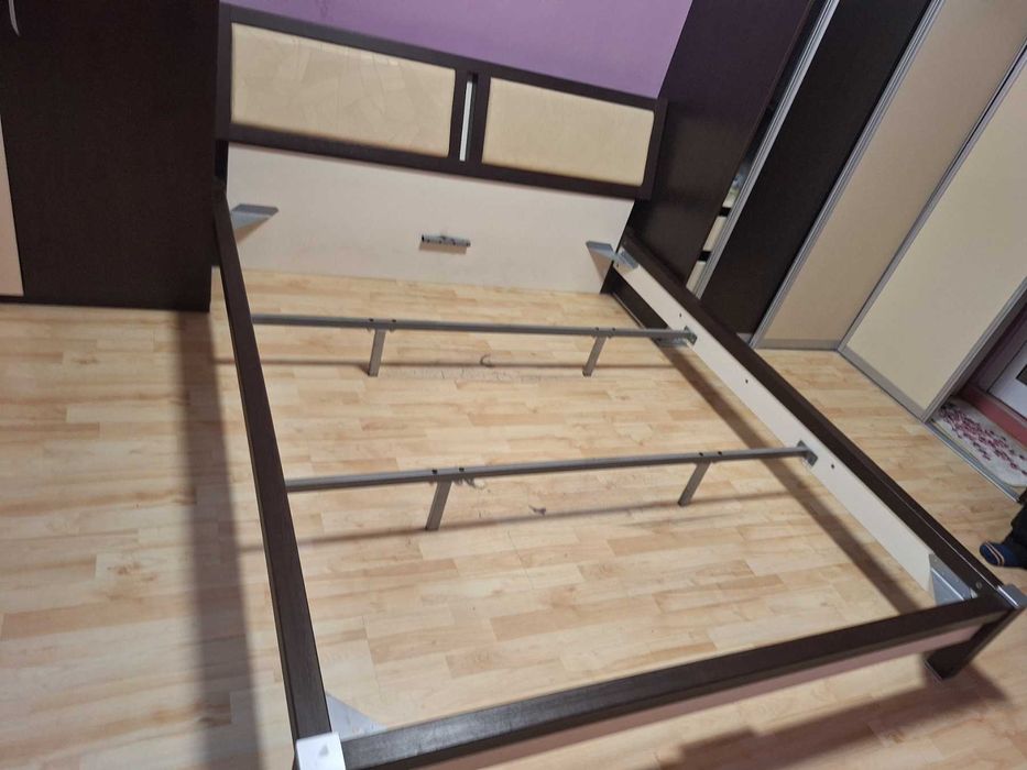 Спалня с подарък под матрачни рамки