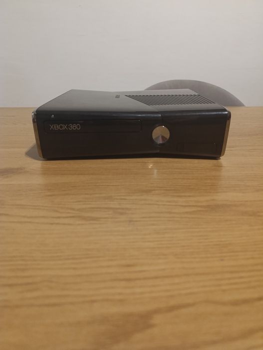 Продавам XBOX 360 pro с джойстик и 210 игри