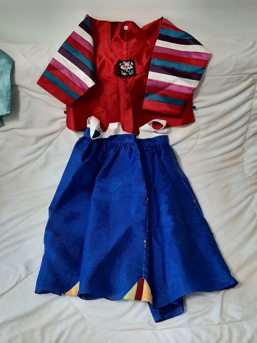 Продаём традиционные корейские костюмы