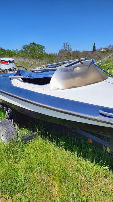 Лодка с колесар и двигател