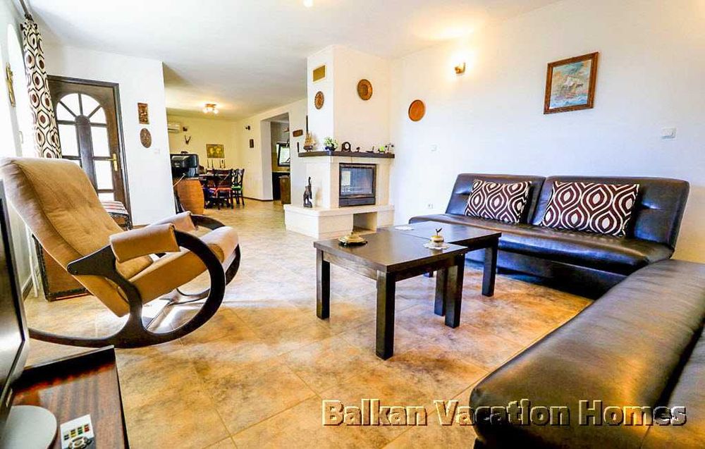 Красива къща във вилната зона южно от Балчик