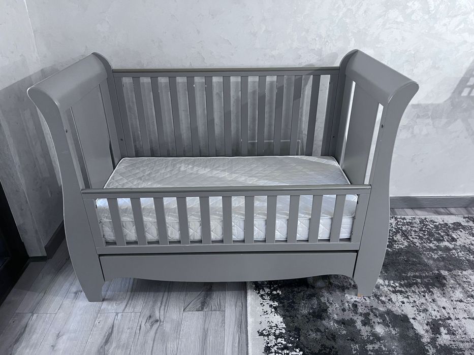 Pătuț culoarea grej, din lemn. Saltea 120x60cm