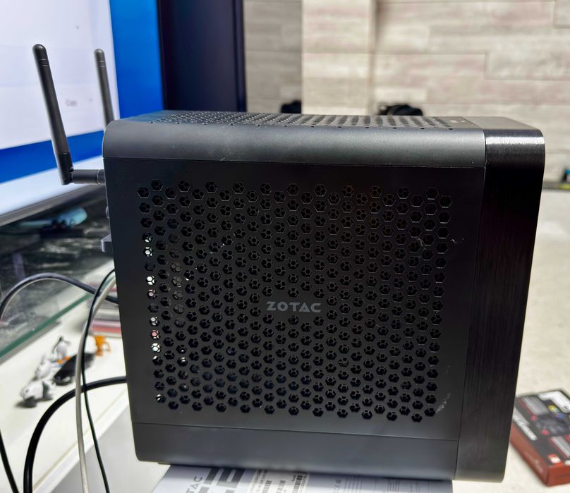 ZOTAC MAGNUS ONE мини геймърски компютър 7-10700, 64GB RAM, RX 580