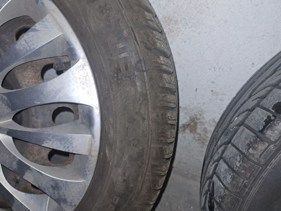 Гуми с джанти и оригинални тасове за тоуота ярис а