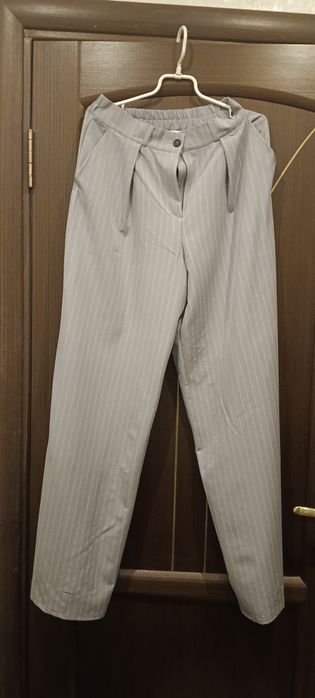 Продам костюмы и платье