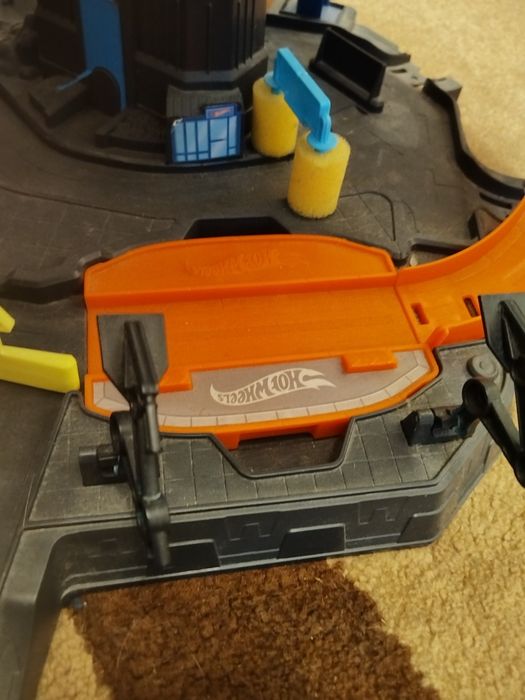 Hot wheels ultimate garage