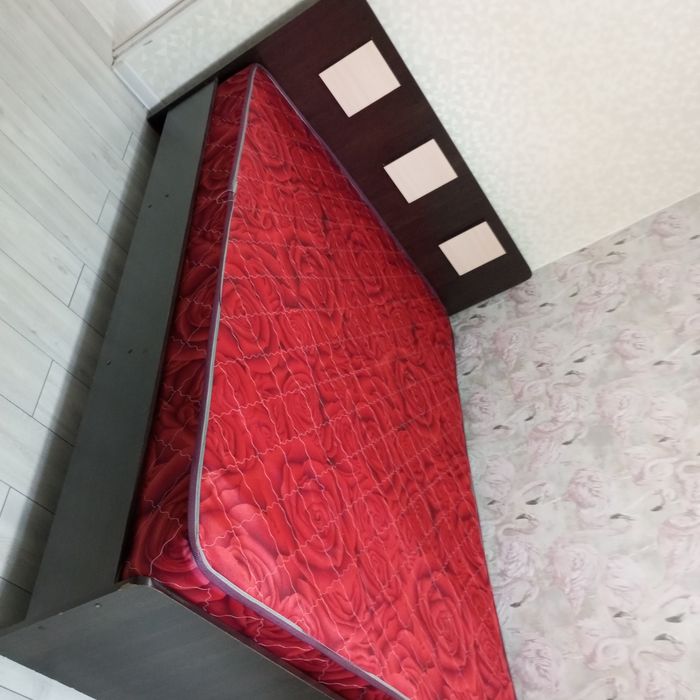 Продам кровать с матрацем, полуторка