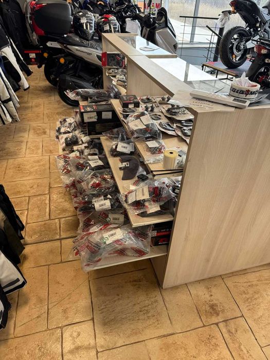 Шкаф витрина с чекмеджета