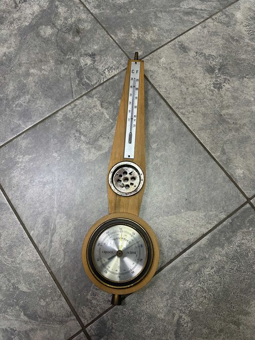 Стар стенен барометър с термометър
