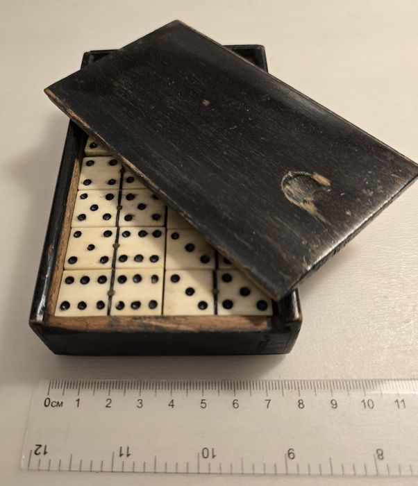 Domino vechi cu piese din lemn și os, nituri din metal