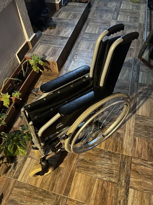 Scaun rulant foarte putin utilizat