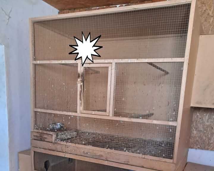 Клетки стелаж и две дървени.