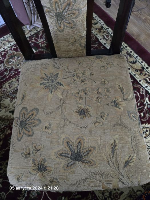 Стол и стулья 8 штук в отличном состоянии