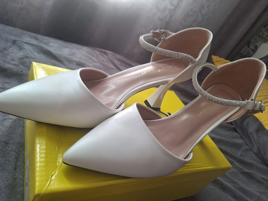 Туфли женские белые