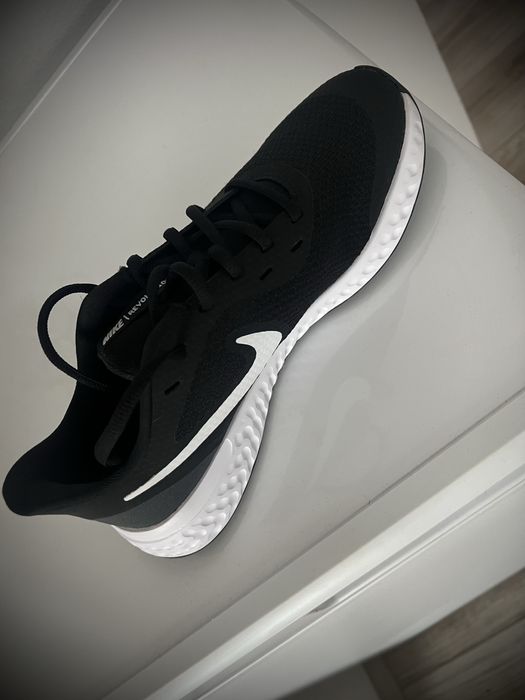 Adidasi NiKe Revolution